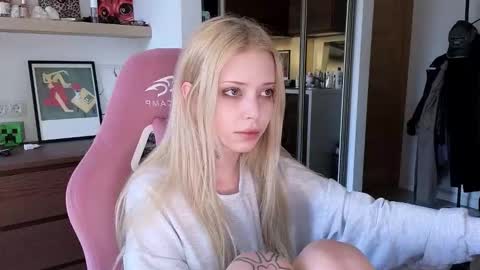 Snapshot of eliza_sadcat chatting on March 2026 01:01:01 PM Elizabeth online show from March 2026 01:01:01 PM