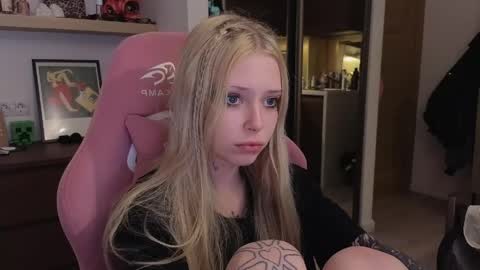 Snapshot of eliza_sadcat chatting on April 2026 07:48:01 PM Elizabeth online show from April 2026 07:48:01 PM