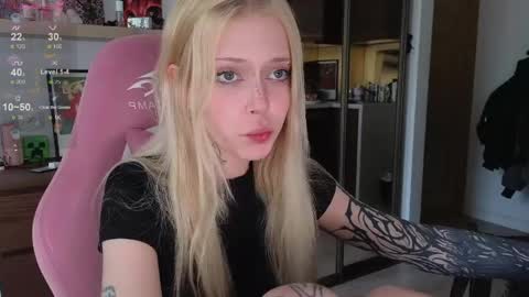 Snapshot of eliza_sadcat chatting on April 2026 03:08:01 PM Elizabeth online show from April 2026 03:08:01 PM