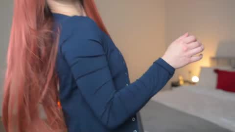 Snapshot of ella_twinkle chatting on April 2026 06:56:01 PM Ella online show from April 2026 06:56:01 PM