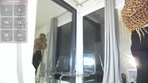 Snapshot of ella_vee chatting on October 2025 02:45:02 AM ella_vee online show from October 2025 02:45:02 AM
