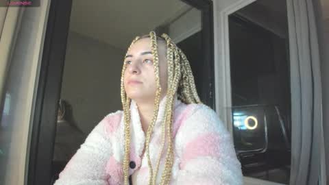 Snapshot of ella_vee chatting on October 2025 02:34:01 AM ella_vee online show from October 2025 02:34:01 AM