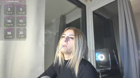 ella_vee online show from November 2025 04:00:01 AM