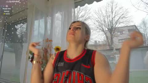 Snapshot of ella_vee chatting on March 2026 05:33:02 AM ella_vee online show from March 2026 05:33:02 AM