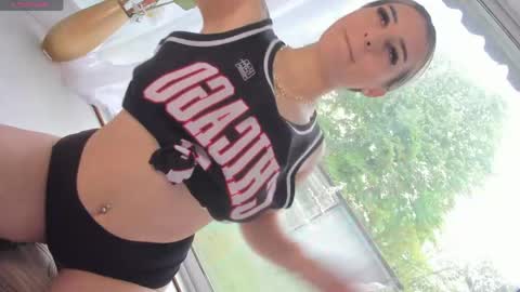 Snapshot of ella_vee chatting on April 2026 06:27:01 AM ella_vee online show from April 2026 06:27:01 AM