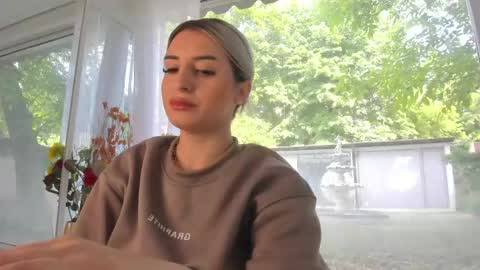 ella_vee online show from May 2026 07:37:02 AM