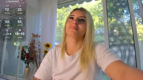 Snapshot of ella_vee chatting on July 2026 04:18:02 AM ella_vee online show from July 2026 04:18:02 AM