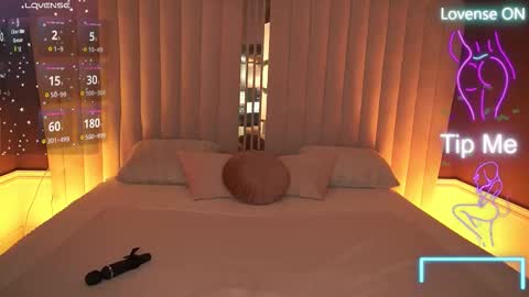 Ella online show from October 2025 09:00:02 PM