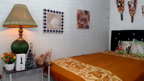 Snapshot of ellahollywood1818 chatting on January 2025 04:08:02 AM CINDERELLA online show from January 2025 04:08:02 AM