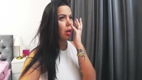 ellasins online show from January 2026 07:17:02 PM