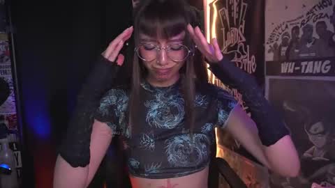 Snapshot of elle_uwu chatting on December 2025 04:26:01 PM follow me on instagram . online show from December 2025 04:26:01 PM