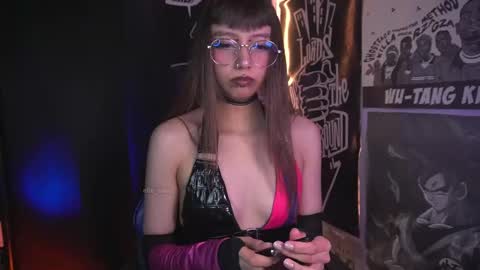 Snapshot of elle_uwu chatting on January 2026 12:18:01 PM follow me on instagram . online show from January 2026 12:18:01 PM