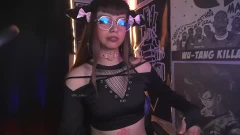 Snapshot of elle_uwu chatting on January 2026 06:45:01 PM follow me on instagram . online show from January 2026 06:45:01 PM