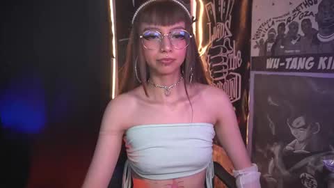 Snapshot of elle_uwu chatting on February 2026 08:05:02 PM follow me on instagram . online show from February 2026 08:05:02 PM