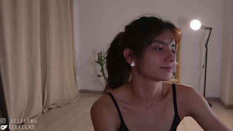 Snapshot of ellelure_ chatting on January 2025 11:32:01 PM Linda Restrepo online show from January 2025 11:32:01 PM