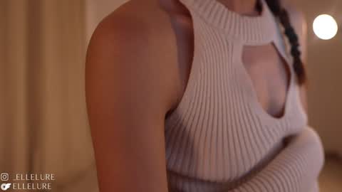 Snapshot of ellelure_ chatting on January 2025 01:00:02 AM Linda Restrepo online show from January 2025 01:00:02 AM