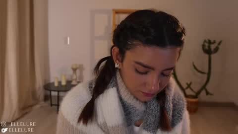 Snapshot of ellelure_ chatting on February 2025 12:41:01 AM Linda Restrepo online show from February 2025 12:41:01 AM