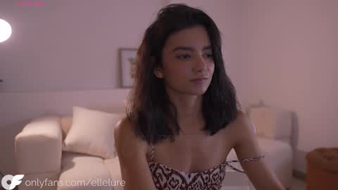 Snapshot of ellelure_ chatting on September 2025 10:45:01 PM Linda Restrepo online show from September 2025 10:45:01 PM