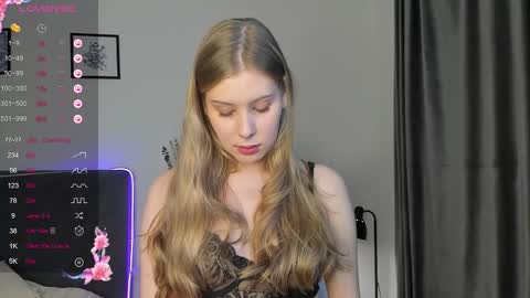Snapshot of elliedi chatting on October 2025 08:20:01 PM elliedi online show from October 2025 08:20:01 PM