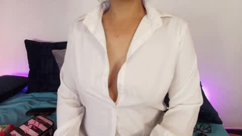 Snapshot of elliee1 chatting on May 2026 12:11:01 PM elliee1 online show from May 2026 12:11:01 PM