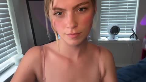 Ellie online show from April 2026 09:39:33 PM