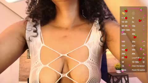 Snapshot of elliee_alves chatting on April 2026 06:00:01 PM elliee_alves online show from April 2026 06:00:01 PM