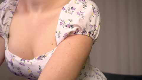 Snapshot of elliephant_ chatting on January 2025 06:35:01 PM just Emily online show from January 2025 06:35:01 PM