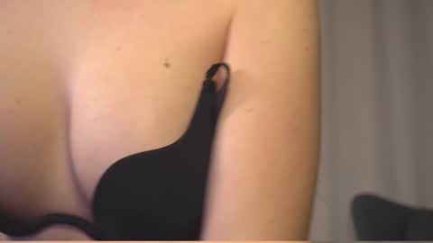 Snapshot of elliephant_ chatting on January 2025 06:14:01 PM just Emily online show from January 2025 06:14:01 PM