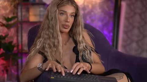 Ellie online show from September 2025 07:08:01 AM