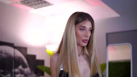 Ellie online show from December 2025 06:58:01 PM