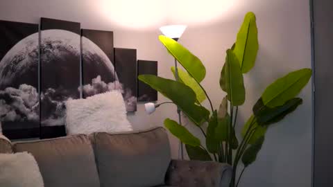 Ellie online show from December 2025 07:07:02 PM