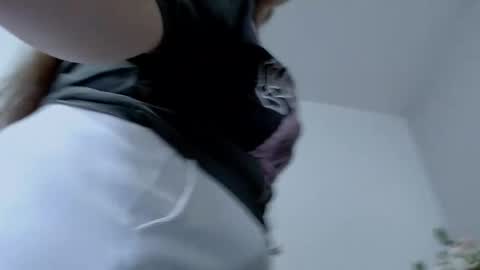 Ellie online show from April 2026 07:03:02 AM