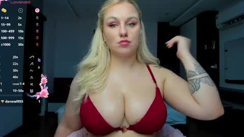Snapshot of elly_blondy chatting on July 2026 03:07:02 PM Elly online show from July 2026 03:07:02 PM