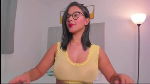 Snapshot of elly_g chatting on February 2026 01:55:02 AM elly online show from February 2026 01:55:02 AM