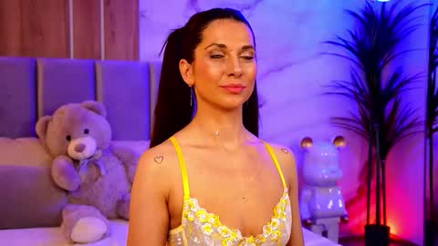 Elly online show from October 2025 08:22:01 PM