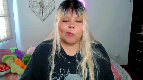 Snapshot of elymoon chatting on September 2025 07:05:01 PM Ely online show from September 2025 07:05:01 PM