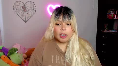 Snapshot of elymoon chatting on October 2025 08:16:02 PM Ely online show from October 2025 08:16:02 PM