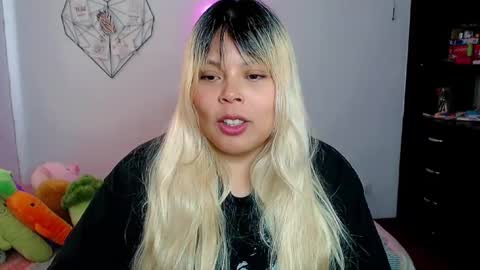 Snapshot of elymoon chatting on October 2025 08:28:01 PM Ely online show from October 2025 08:28:01 PM