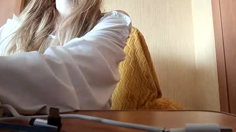 Snapshot of elza_com chatting on September 2025 04:23:01 AM Elza Kom online show from September 2025 04:23:01 AM