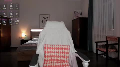 Emilie online show from October 2025 03:30:02 PM