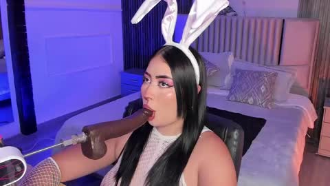 Snapshot of emberrvelvet chatting on April 2026 04:31:01 AM Ember Velvet online show from April 2026 04:31:01 AM
