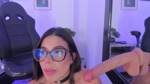 emelie_89 online show from March 2025 06:22:02 PM