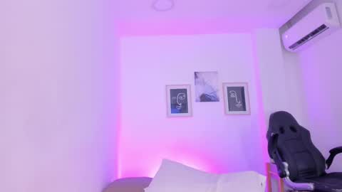 emelie_89 online show from March 2025 03:07:02 PM