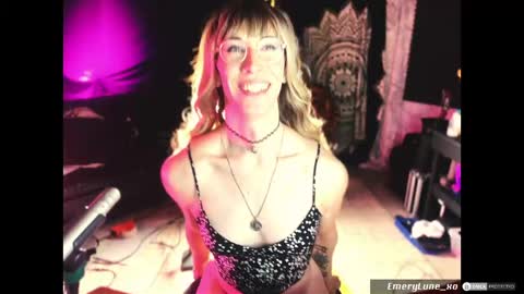 Snapshot of emerylune_xo chatting on May 2026 01:23:01 AM Emery Lune online show from May 2026 01:23:01 AM