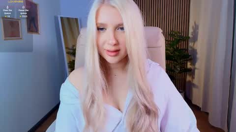 Snapshot of emiiillly chatting on April 2026 03:10:01 AM online show from April 2026 03:10:01 AM