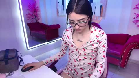 Snapshot of emiily_andrews chatting on May 2026 07:18:02 PM Emiily online show from May 2026 07:18:02 PM