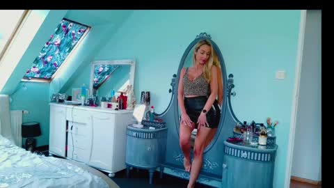 Snapshot of emilachat chatting on February 2025 01:01:01 PM Emila online show from February 2025 01:01:01 PM