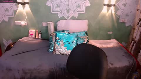 Snapshot of emili_roux chatting on February 2025 03:57:02 PM Emili roux online show from February 2025 03:57:02 PM