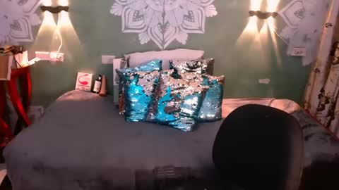 Snapshot of emili_roux chatting on February 2025 05:40:01 PM Emili roux online show from February 2025 05:40:01 PM