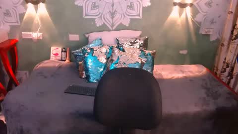 Snapshot of emili_roux chatting on February 2025 02:29:02 PM Emili roux online show from February 2025 02:29:02 PM